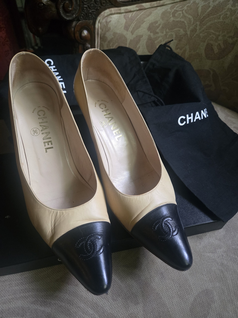 CHANEL Chic Two-Tone Beige and Black Cap-Toe Leather Pumps - Picture 13 of 16